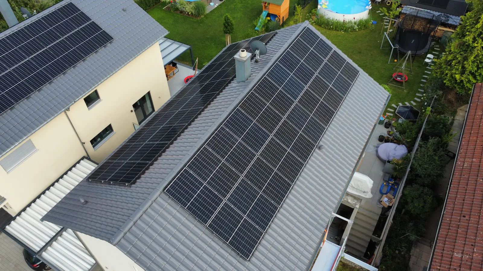 Photovoltaic system on both roof faces of a family home with garden