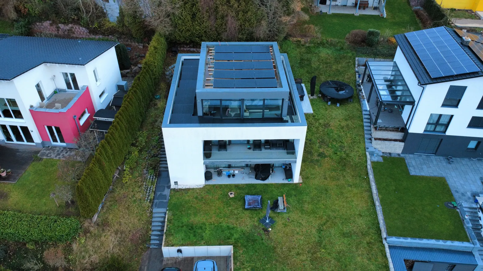 Flat-roof photovoltaics on a modern architect-designed house