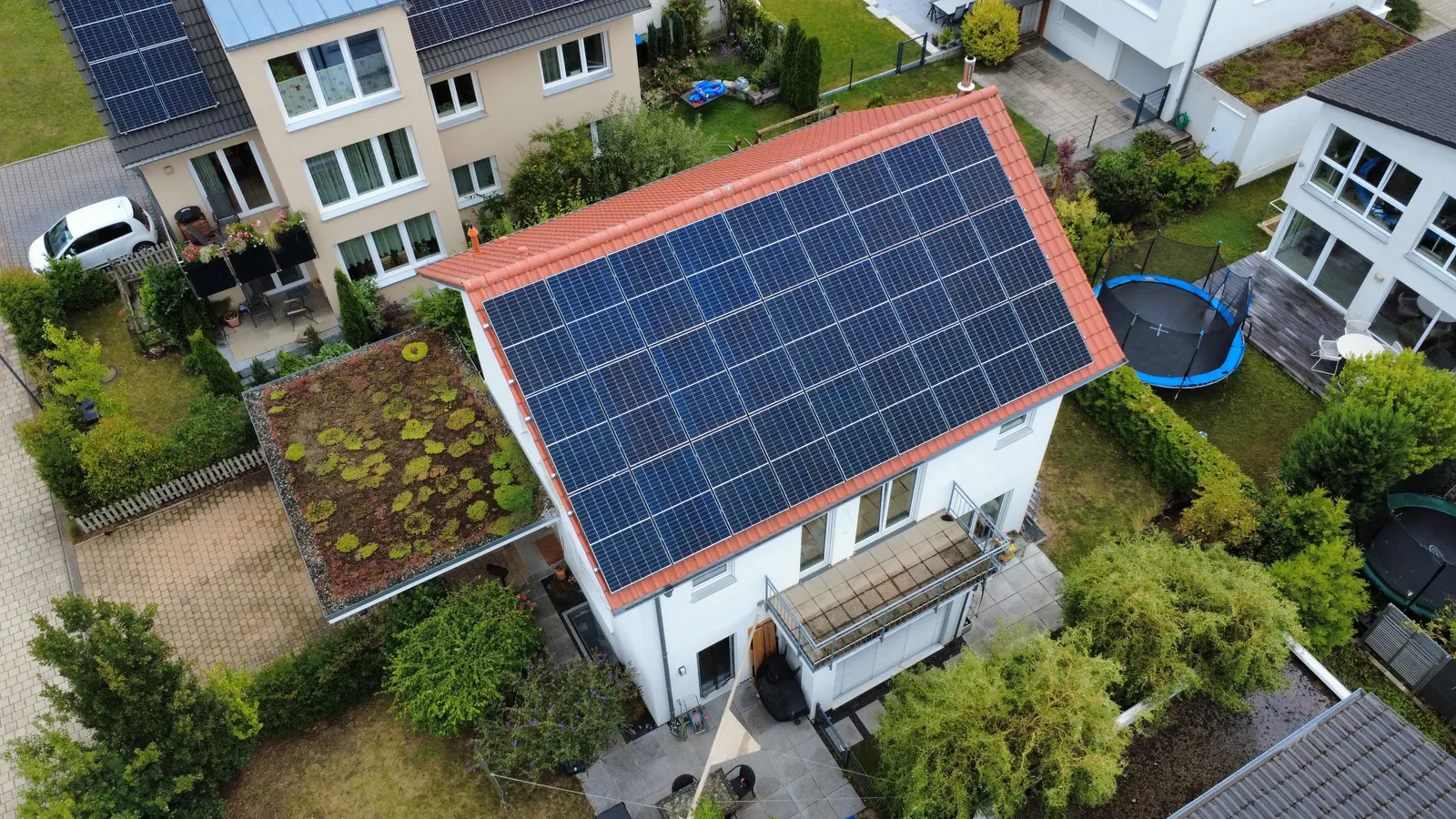 Photovoltaic system on a family home with a green-roofed garage